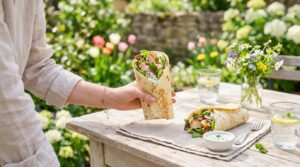 Moelleux et parfumé ce wrap aux radis croquants fait découvrir le printemps autrement